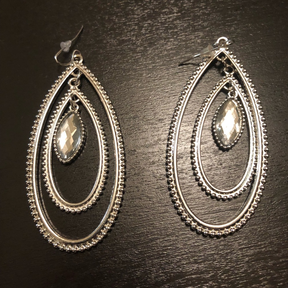 Not Kendra Silver oval earrings w/clear  stone.